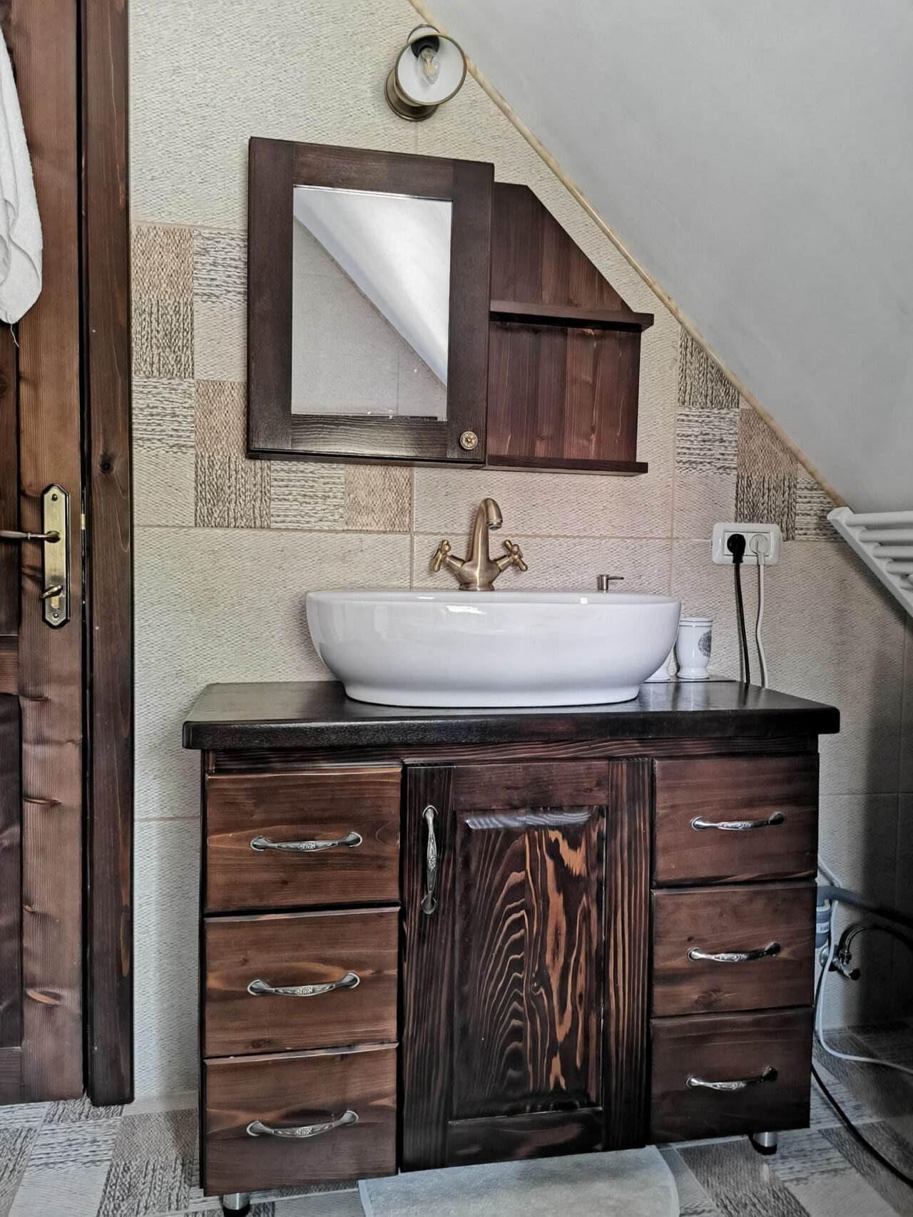 Dulap de lavoar rustic din lemn închis la culoare, cu oglindă în ramă de lemn