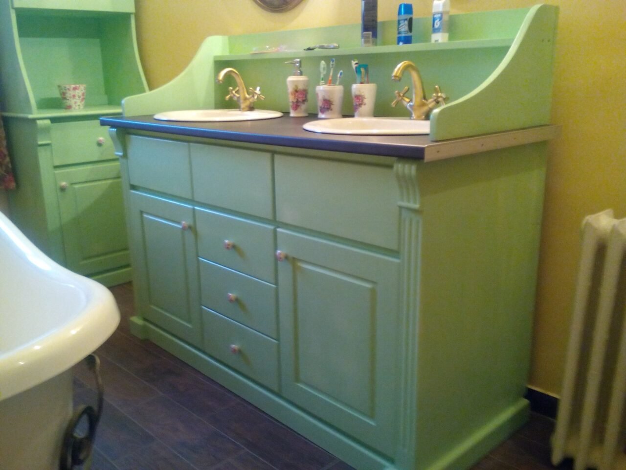 Mobilier de baie din lemn vopsit verde deschis, cu blat închis la culoare