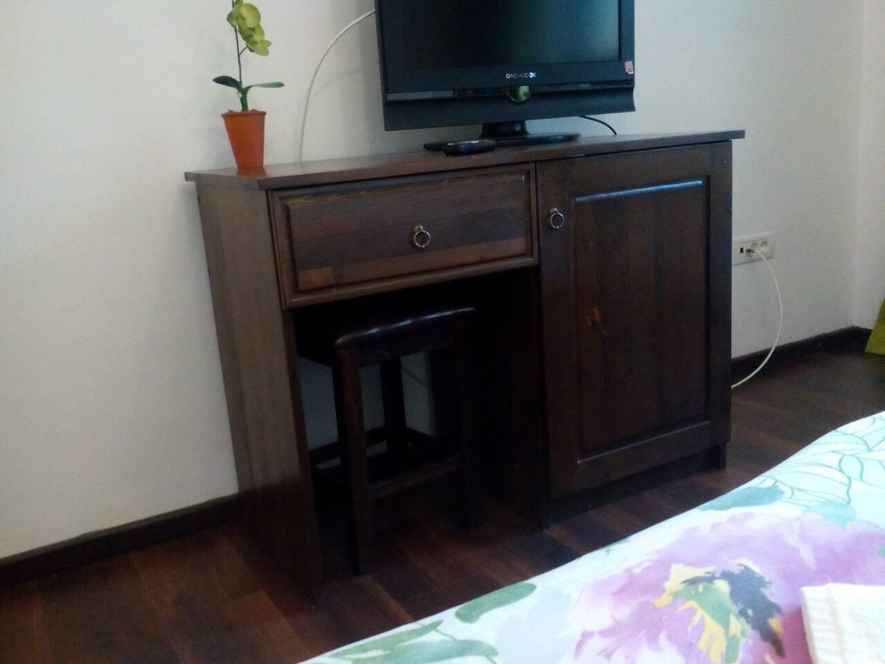 Birou din lemn băițuit închis, cu sertar și ușă