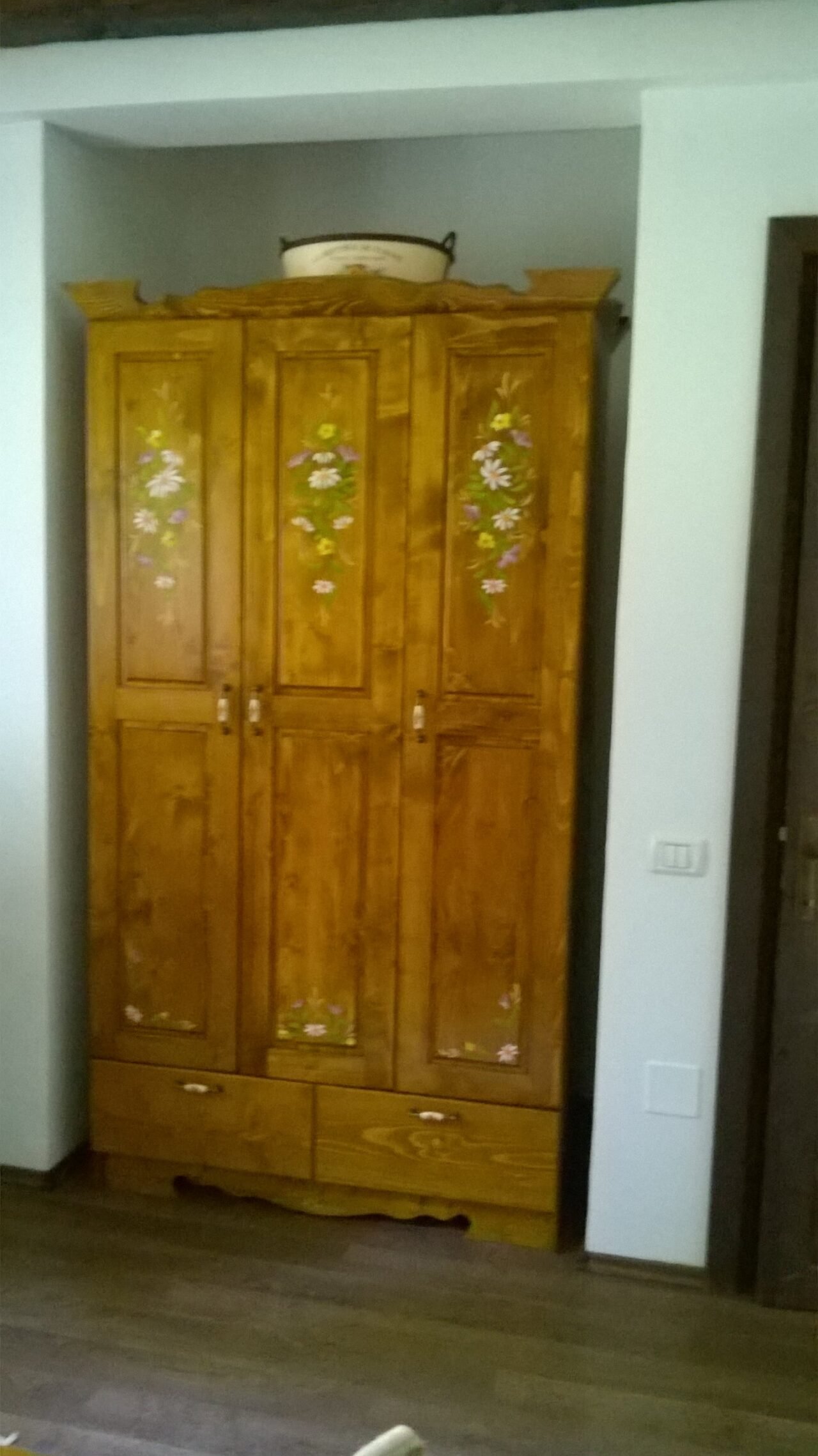 Dulap din brad cu două uși ornamentate