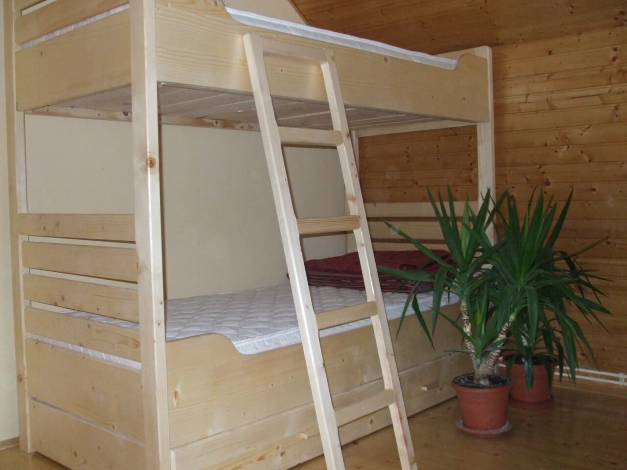 Pat supraetajat din brad natur, cu scară laterală