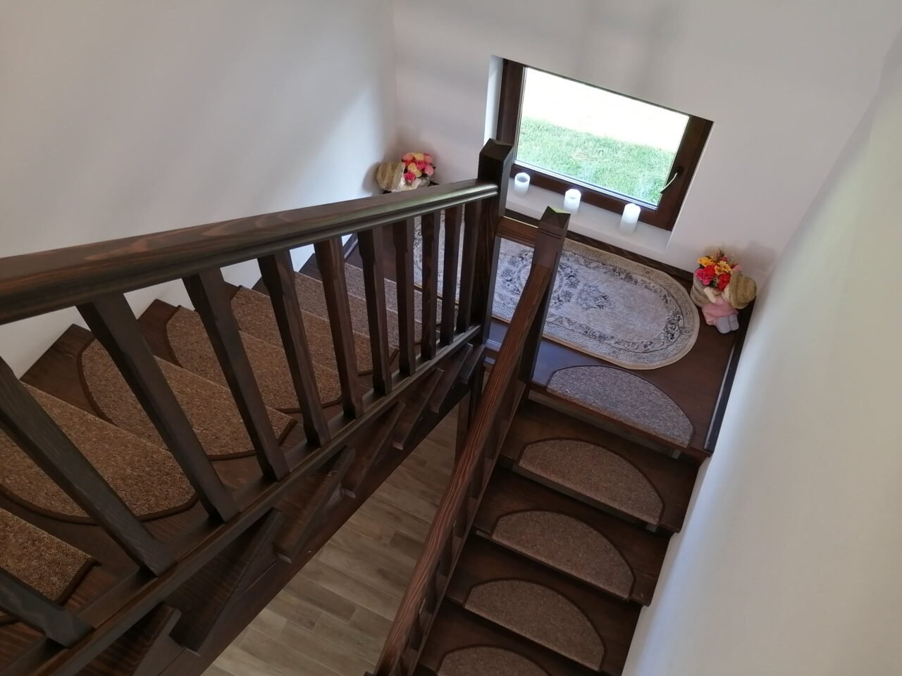 Scară din fag băițuit, cu balustradă, văzută de la palier
